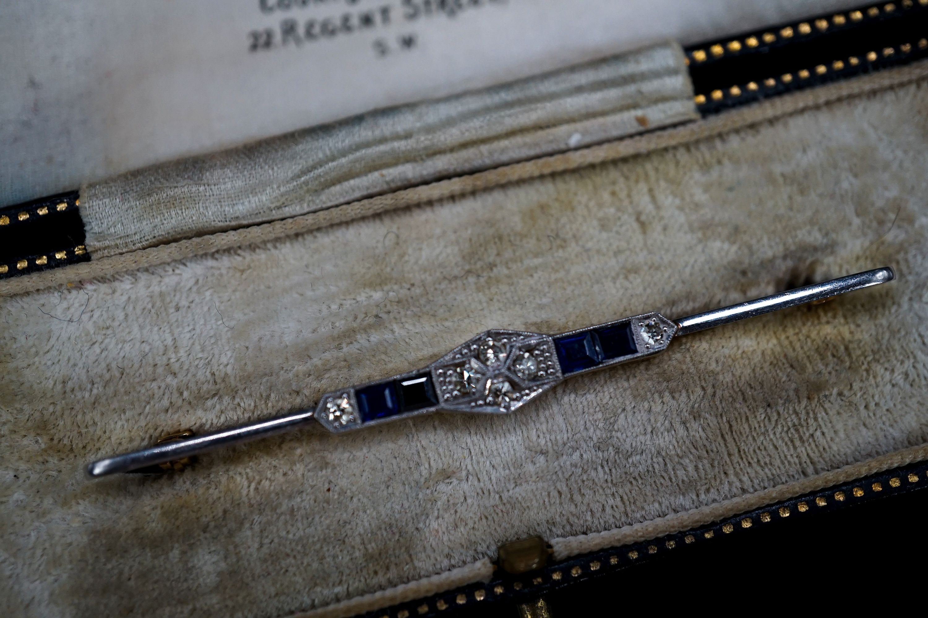 An Edwardian plat & 15ct, sapphire and diamond set bar brooch,61mm, gross 3.7 grams.